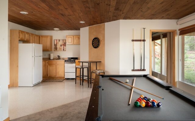 Lookout Lodge In Wondervu 4 Bedroom Home by RedAwning