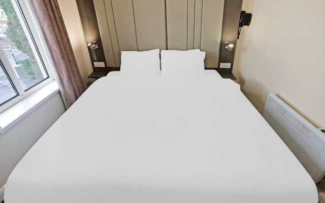 OYO The Baltimore Hotel