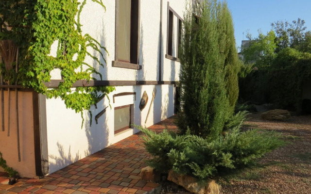 Yakor Guest House