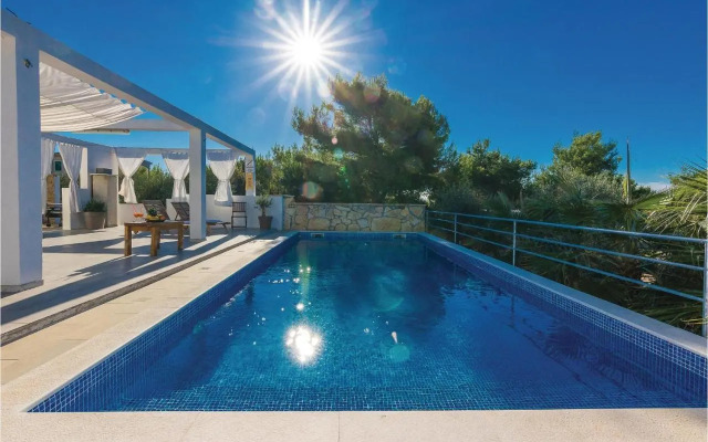 One-Bedroom Apartment in Vir