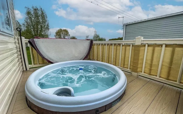 Caravansleeps8-hottub-fireplace-garden-patio