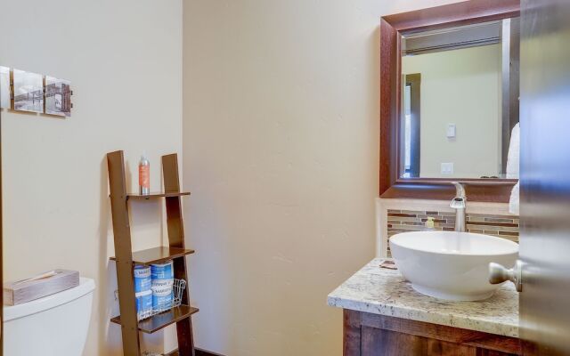 Urban Roundabout 2 Bedroom Home by RedAwning