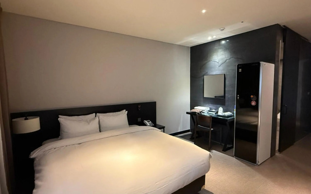 Rivertain Hotel