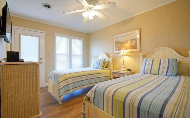 Holden Haven 4 Bedroom Home by RedAwning