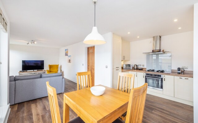 JOIVY Modern 2-Bedroom Flat Near Inverleith Park