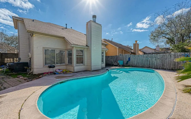 Beat the Heat in Katy w Pool