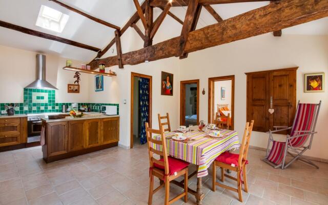 Tranquil Home in Saint-Martin-de-Gurson, 15min from Saint Emilion's vineyard