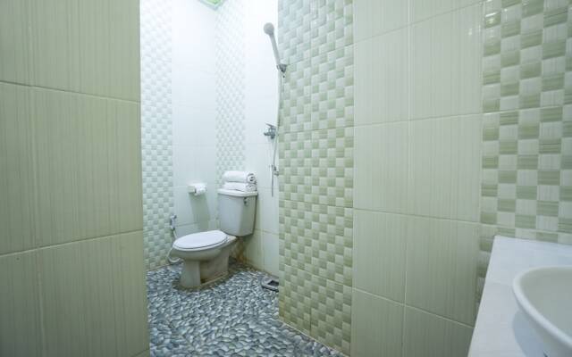 Hotel & Kost 37 by OYO Rooms