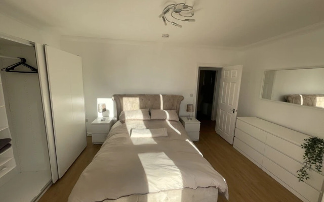 Modern 2 bed Apartment With sea Views