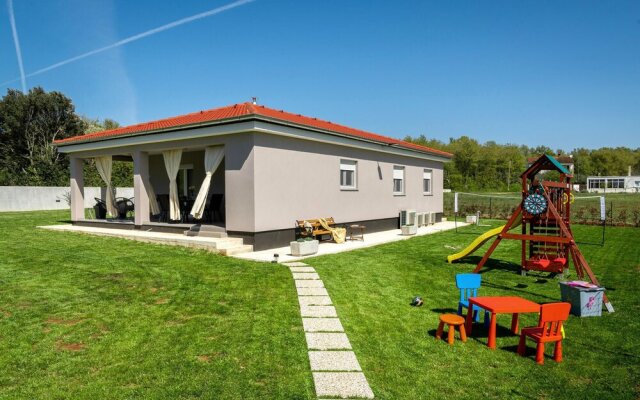 Stunning Home in Radeki Glavica With 3 Bedrooms and Wifi