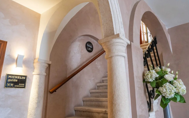 Two Stars Two Beds Downtown Apartment