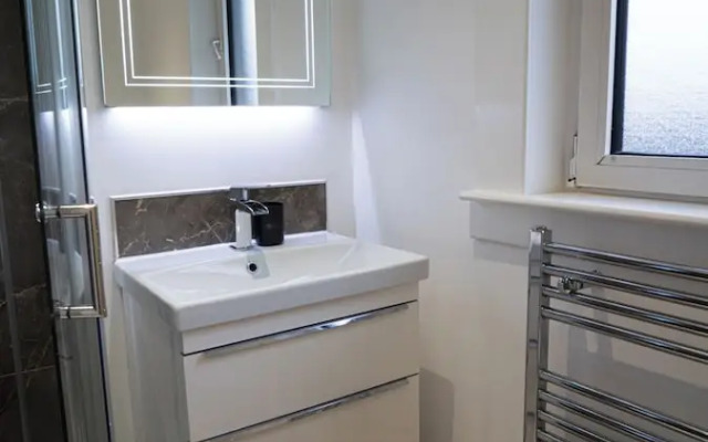Modern 2 Bedroom Home in Edinburgh, Free Parking