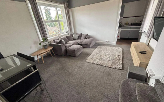 Modern 2-bed Victorian Apartment - Sleeps 6 & Pets