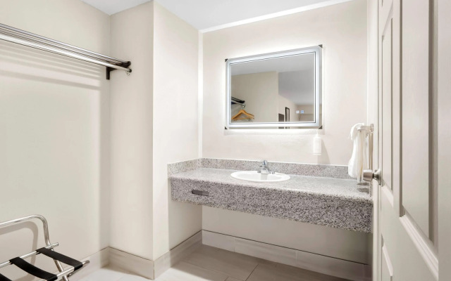 Days Inn by Wyndham Fontana / Rialto