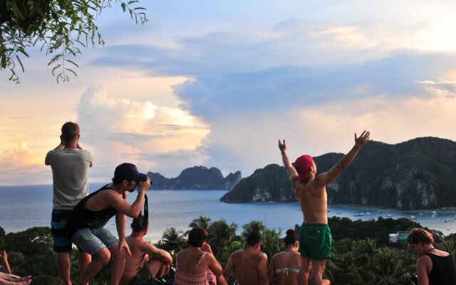 Phi Phi October House