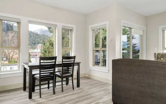 Harmony Haven 2BR Lakefront Suite