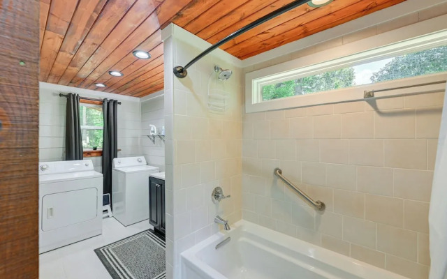 Near Main Street w/ Hot Tub: Retreat in Hiawassee!