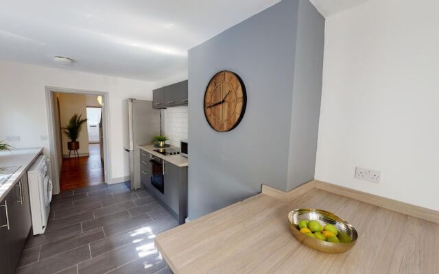 Stunning City Centre-uni Town House