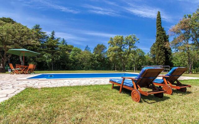 Stunning Home in Valbandon With Wifi and 6 Bedrooms