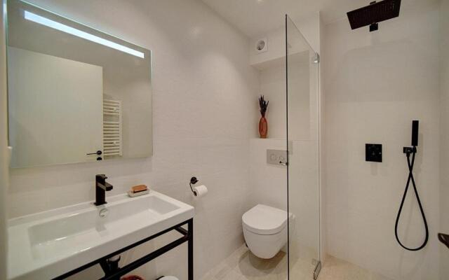 MAGNIFIQUE 3 PIECES RENOVE CANNES CENTRE 'Banane' AVEC VERANDA ! A2B88