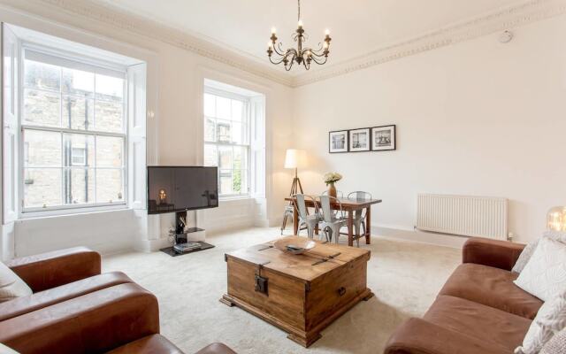 Perfect City Centre Location 50M From Princes St
