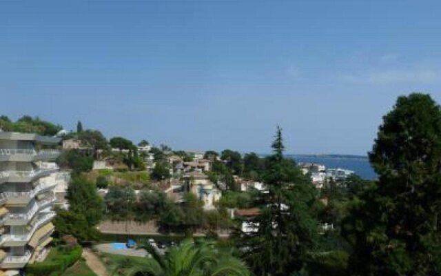 Two Bed apartment in a gated residence with gardens in Cannes with sea views 865