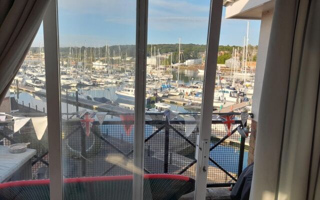 Marina View, South Facing Balcony Sunny Apartment