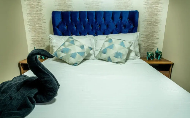 6br penthouse 1 block lleras park