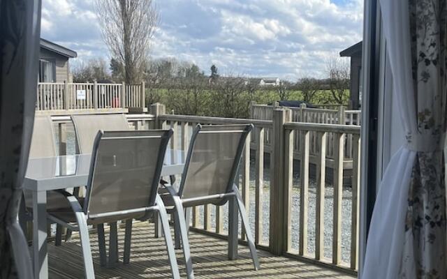Dog Friendly Lodge With hot Tub, Quiet Location