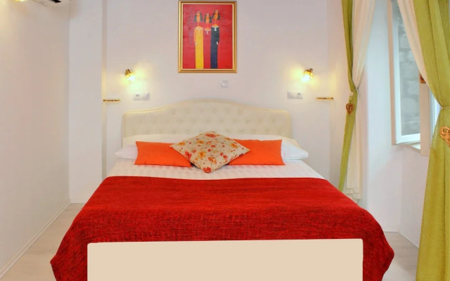 Melek Accommodations