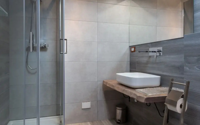 Carla's Rooms with Private Bathroom & Kitchen