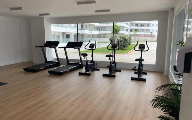 Brand new apartment with gym&rooftop pool.
