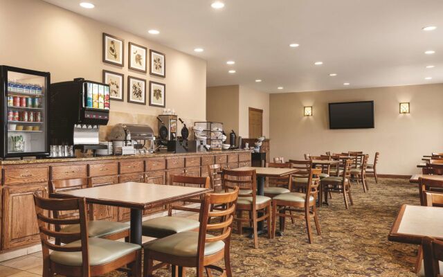 Country Inn & Suites by Radisson, Forest Lake, MN