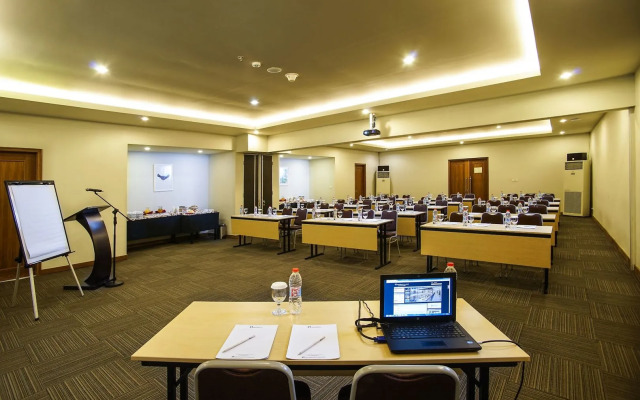 Отель Sevn Legian