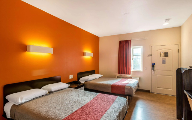 Motel 6 Bell Gardens