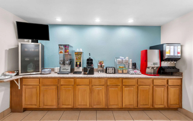 Super 8 by Wyndham Pleasanton