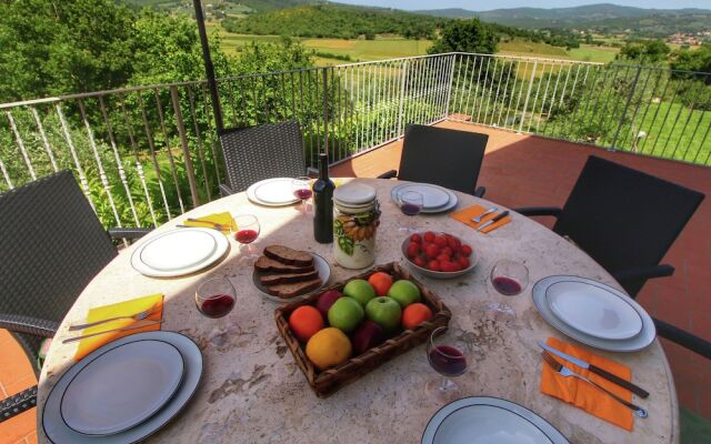 Luxurious Villa in Monte San Savino with Jacuzzi