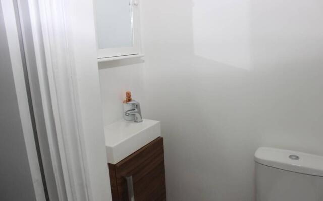 Newly Refurbished 3 Bed 2.5 Bath House in Staines