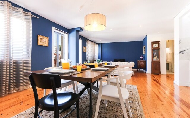 JOIVY Bold & classy 2BR home w/balcony in Baixa, moments from shopping streets