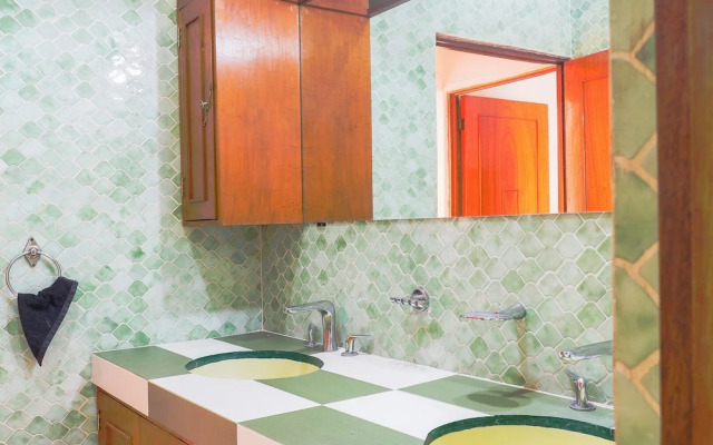 Spacious Cuernavaca House Pool Grill