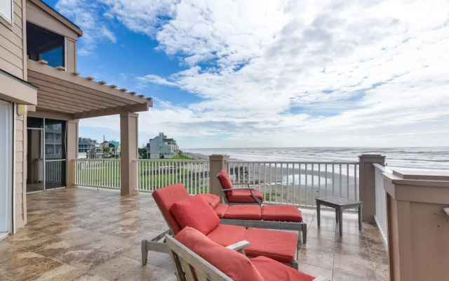 Oceanfront Galveston Beach House: Steps to Sand!