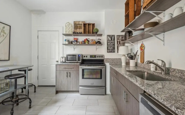 Comfortable 6-bedroom Retreat Minutes to Downtown