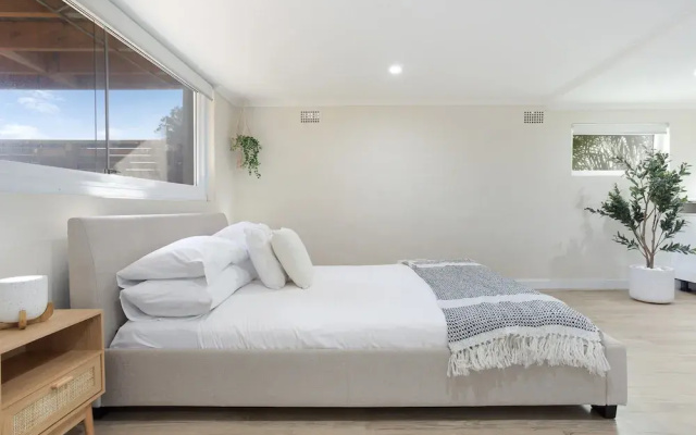 Idyllic 4-bed Home With Alfresco Area Near Beach