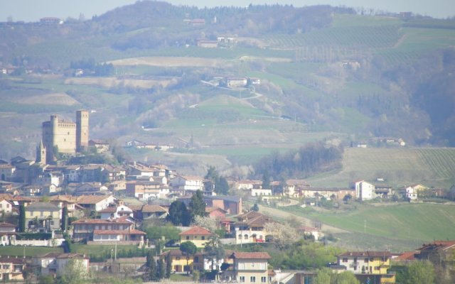 The Vigna del Parroco 2 is a House With two Apartments Located in Serralunga