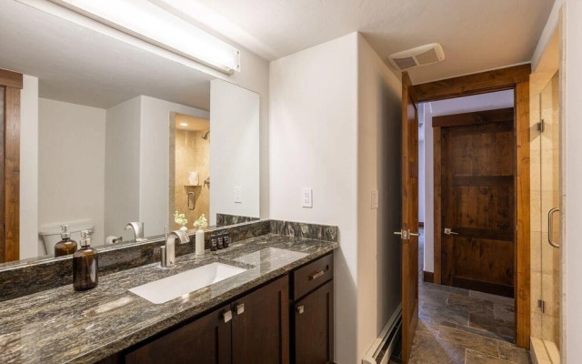 Dillon - Private Mountain Home w Hot Tub w Views & Shuffleboard!