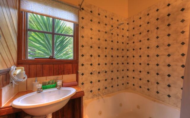Stanley Lakeside Spa Cabins