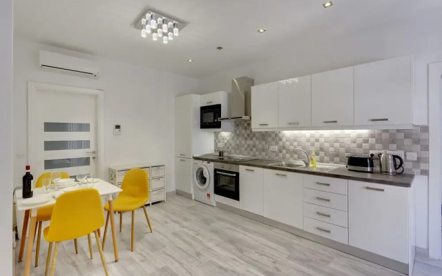 Stylish 2BR Apart, Steps Away from the Beach