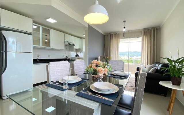 Aconchegante Apartamento na Praia de Bombas com ótima localização.