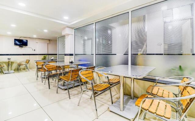 Fabhotel Meera Palace