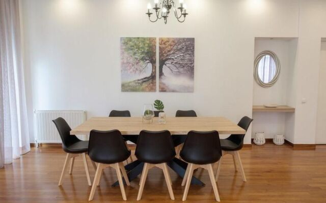 Spacious Modern 3BD Apartment